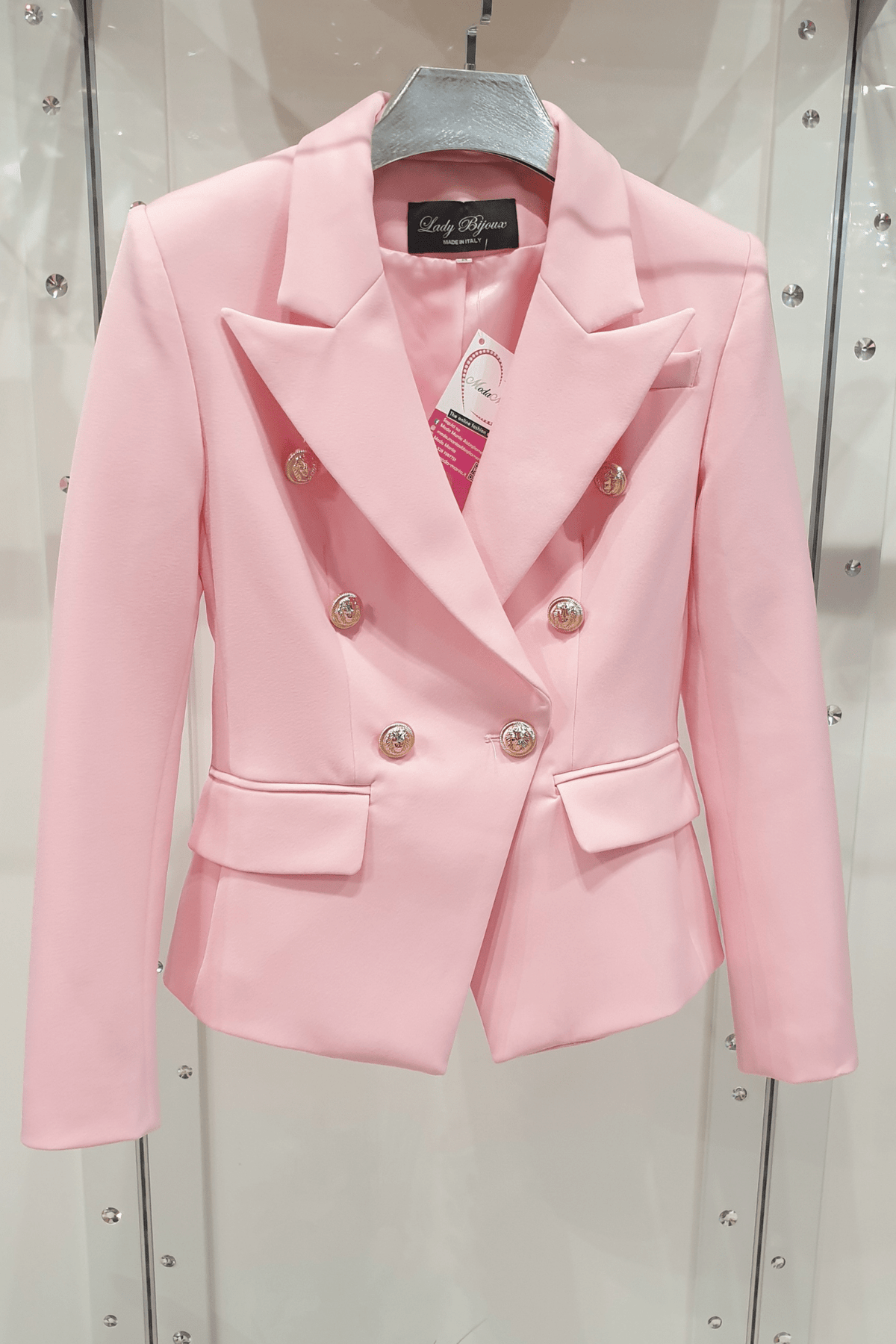 Giacca da tailleur doppiopetto rosa Moda-Mania, internamente foderata, con bottoni decorativi dorati e taglio elegante.