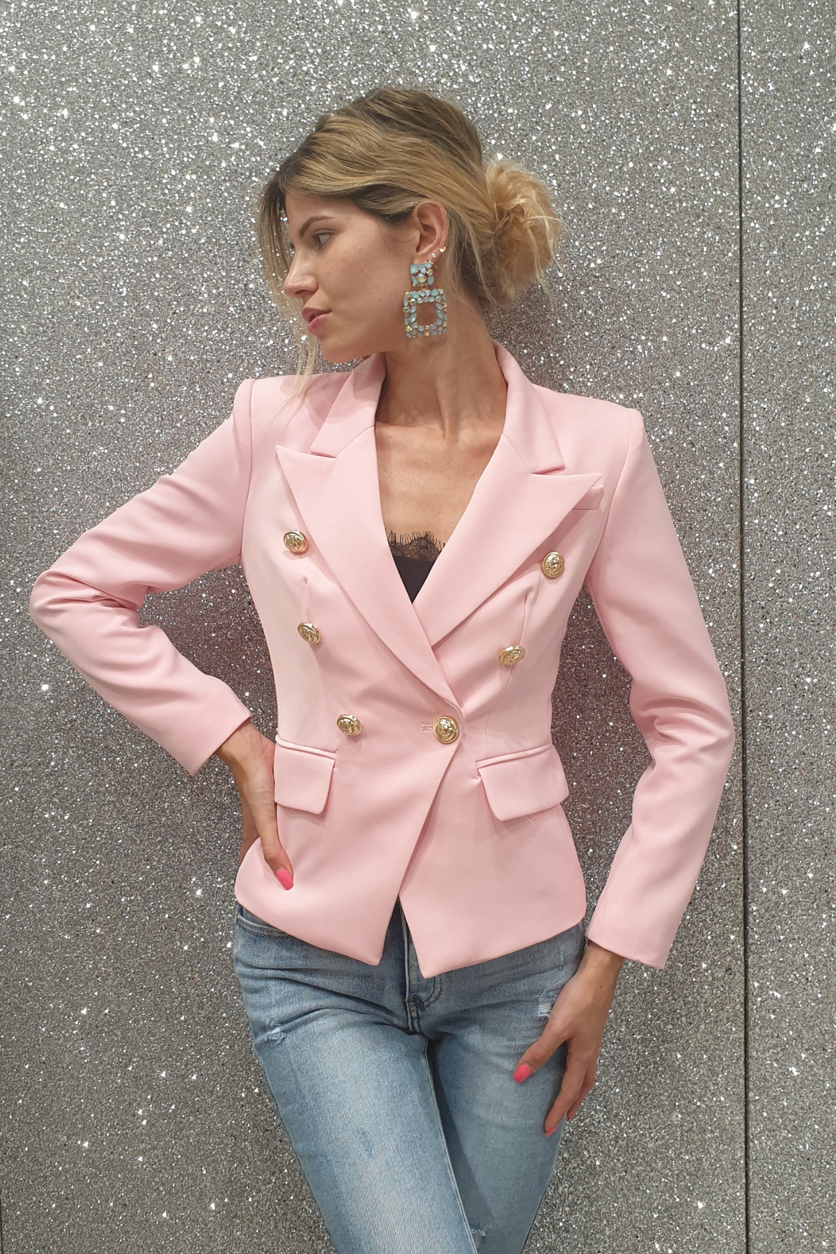 Giacca da tailleur doppiopetto rosa Moda-Mania, foderata, con bottoni decorativi dorati e dettagli eleganti.