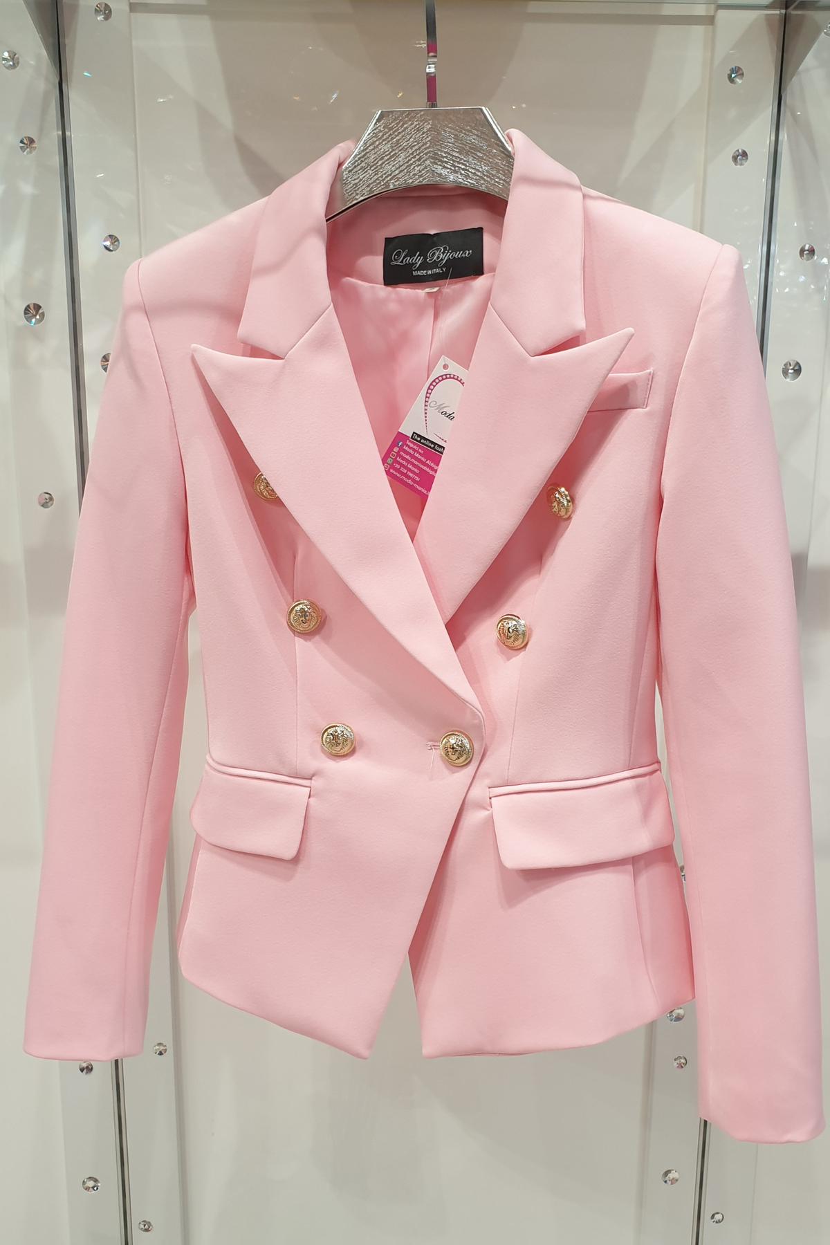 Giacca da tailleur doppiopetto rosa Moda-Mania con fodera, bottoni decorativi dorati e dettagli eleganti, vista frontale.