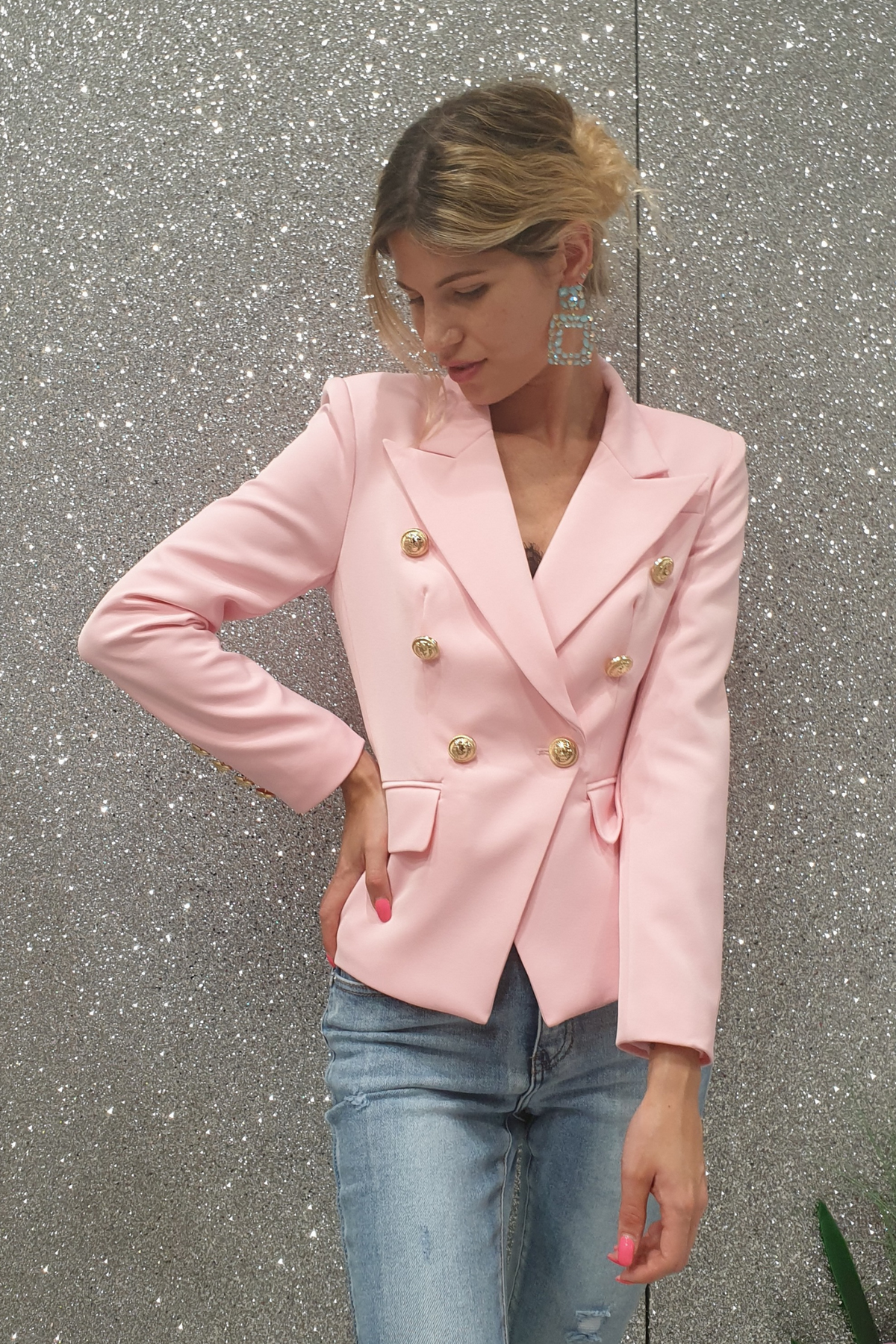 Giacca da tailleur doppiopetto rosa Moda-Mania con fodera interna, bottoni decorativi dorati e stile elegante.
