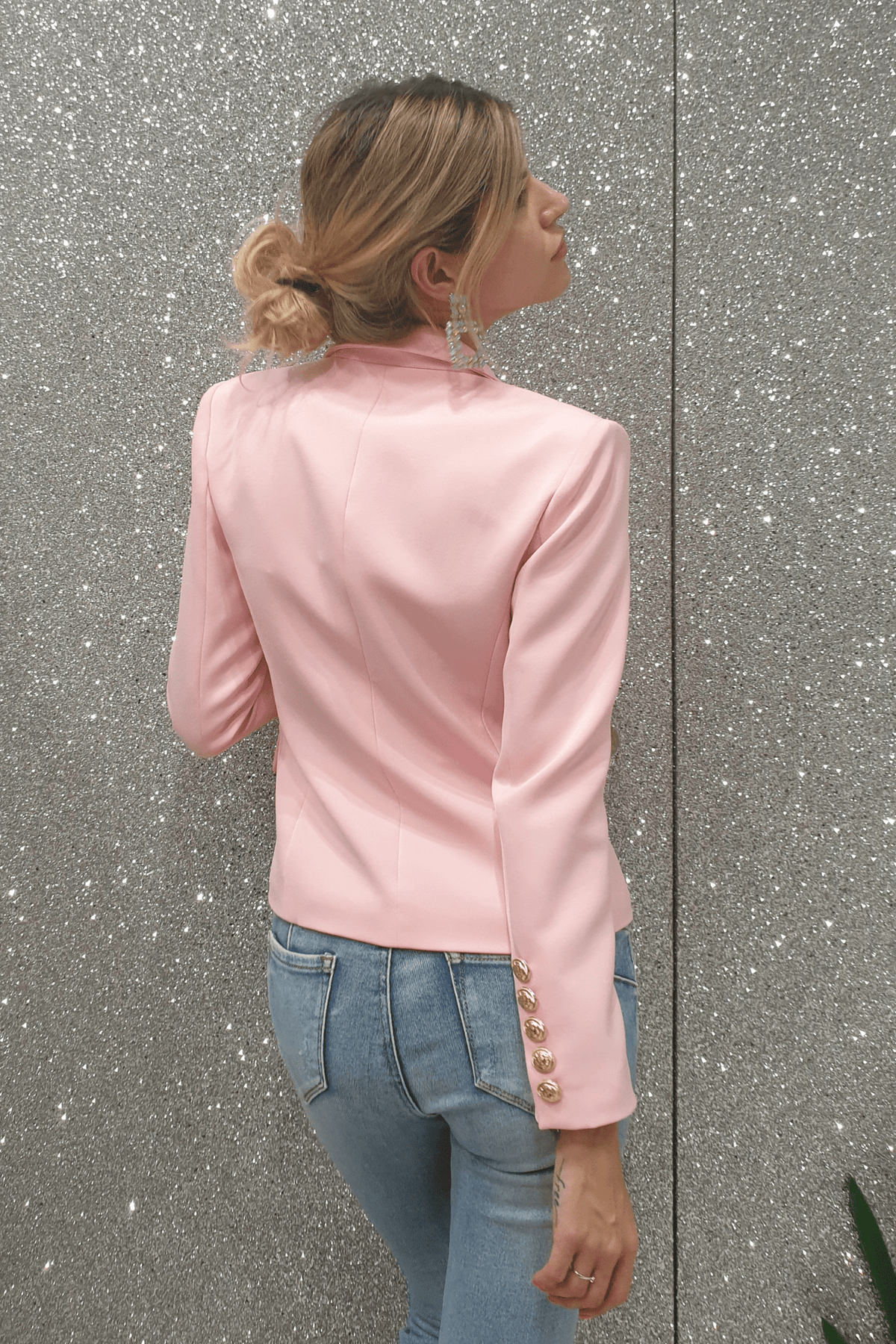 Giacca da tailleur rosa doppiopetto Moda-Mania con fodera, bottoni decorativi dorati e design elegante.
