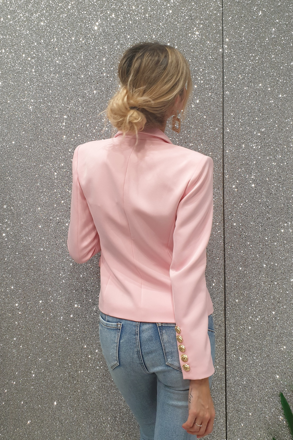 Giacca da tailleur rosa doppiopetto Moda-Mania, foderata, con bottoni decorativi dorati e dettagli eleganti.