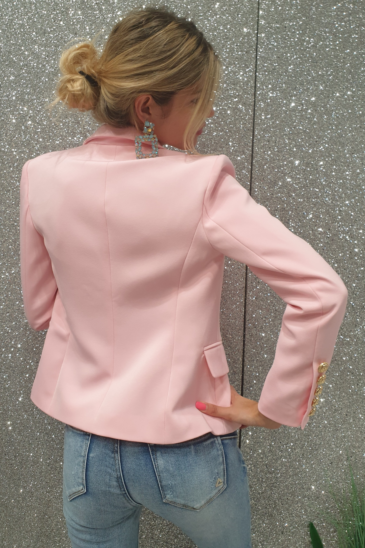 Giacca da tailleur doppio petto rosa Moda-Mania, foderata, con bottoni dorati decorativi, stile elegante e femminile.
