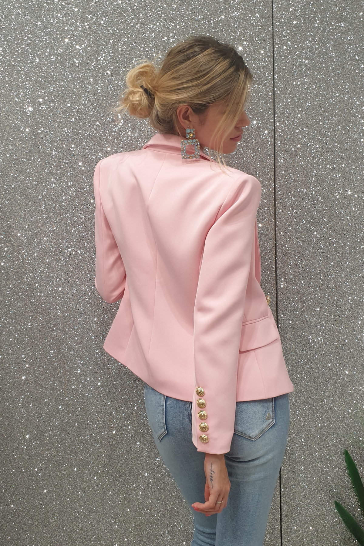 Giacca doppiopetto rosa da tailleur Moda-Mania, foderata, con bottoni decorativi dorati e dettagli eleganti.