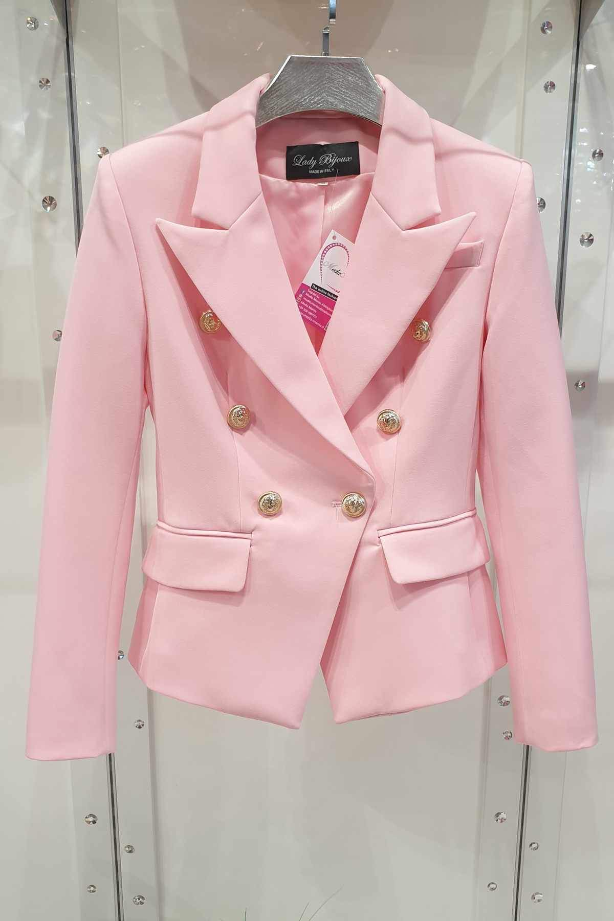 Giacca da tailleur doppiopetto rosa Moda-Mania con fodera interna, bottoni decorativi dorati e stile elegante.