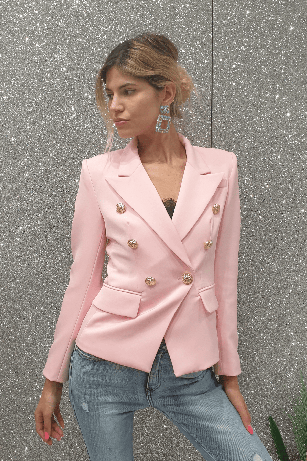 Giacca da tailleur rosa doppiopetto Moda-Mania con fodera interna e bottoni decorativi dorati.