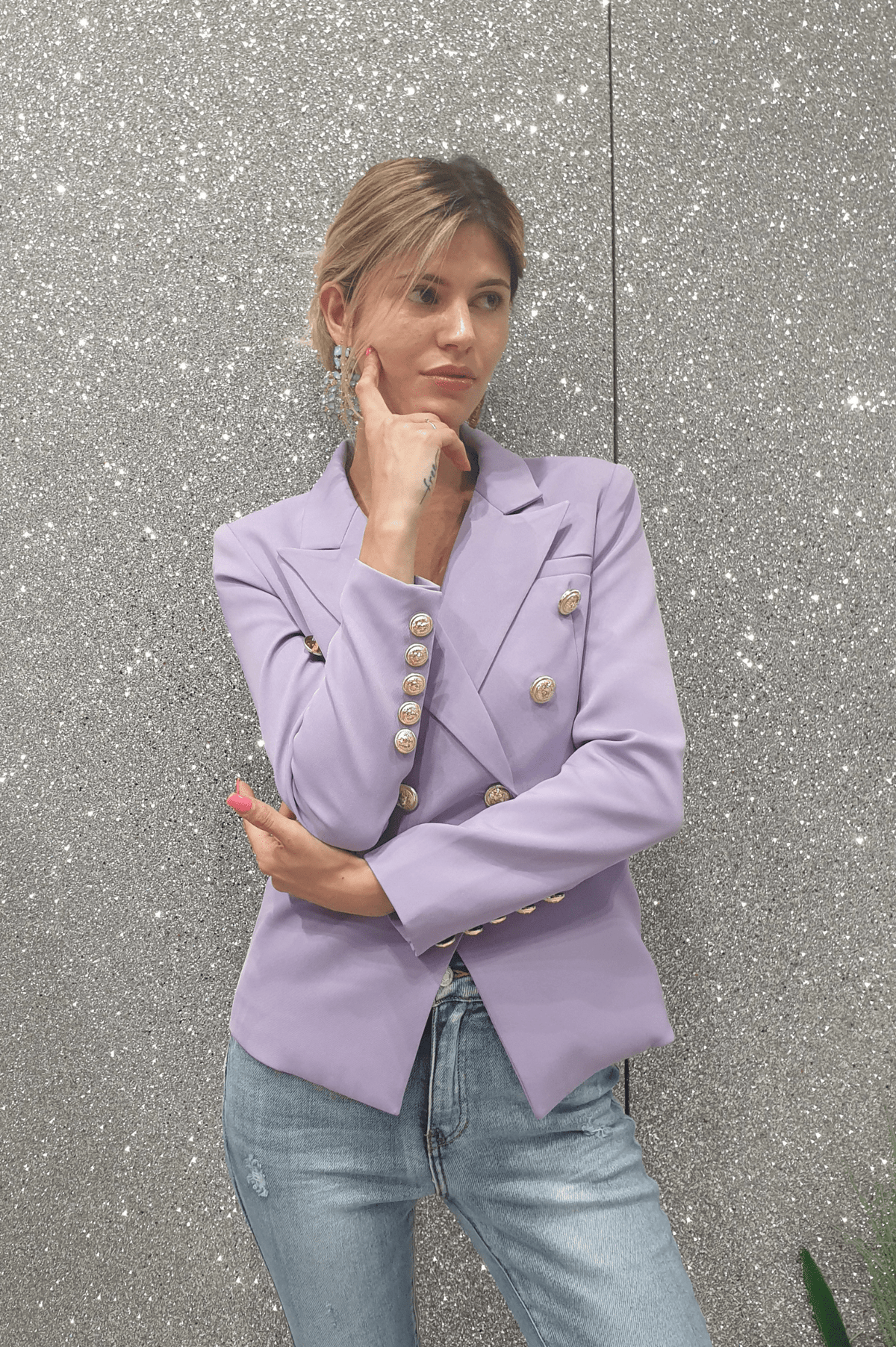 Giacca doppiopetto lilla da tailleur Moda-Mania con fodera interna e bottoni decorativi dorati, elegante e raffinata.