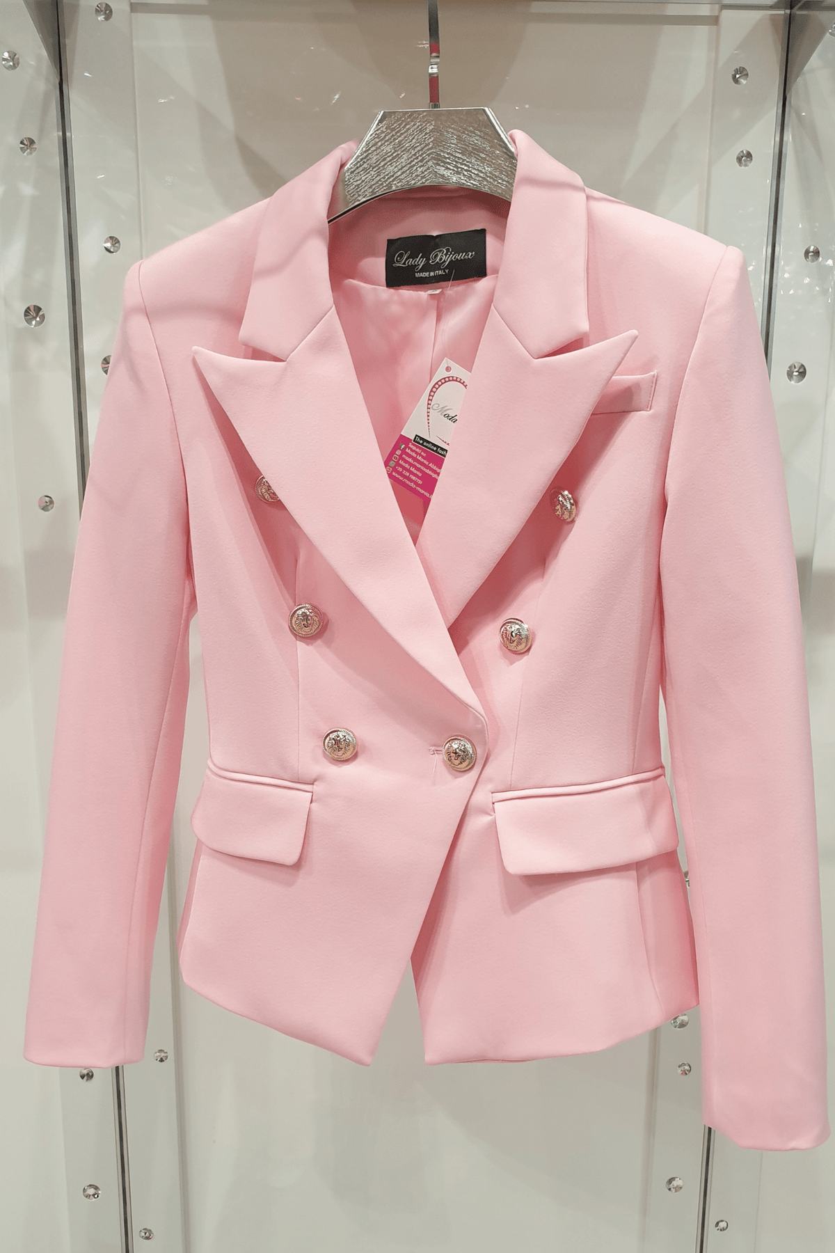 Giacca da tailleur doppiopetto rosa Moda-Mania, foderata, accessoriata con bottoni dorati decorativi, stile elegante e femminile