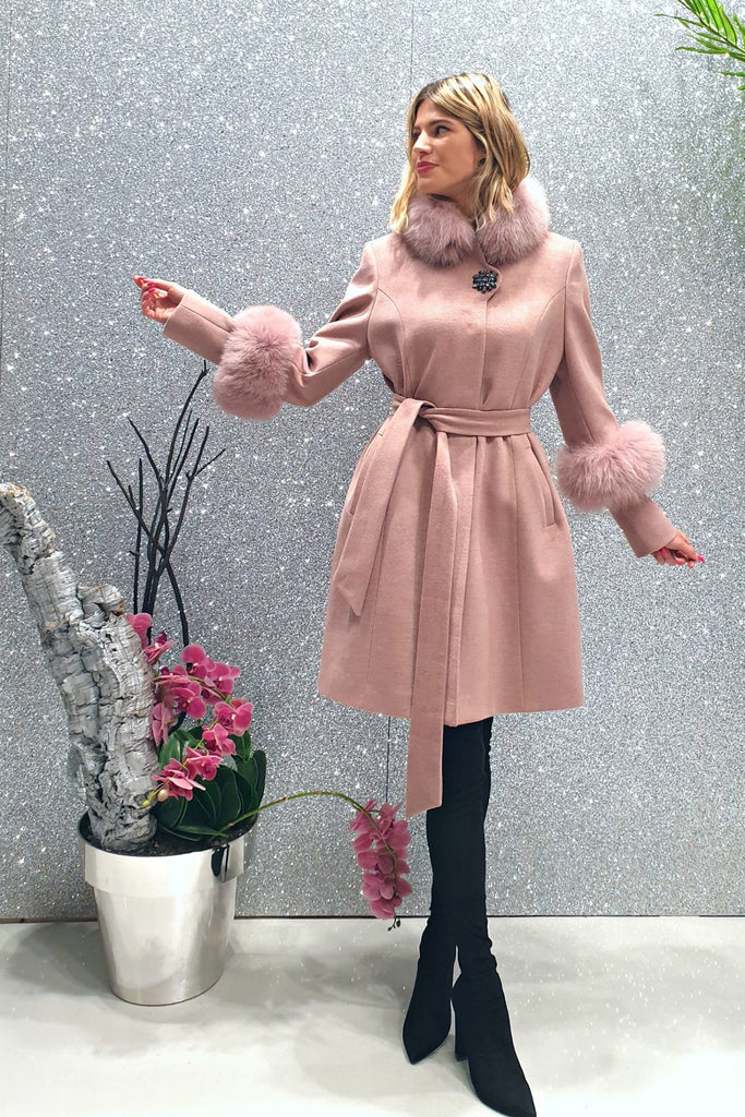 Cappotto rosa invernale Moda Mania a collo alto accessoriato con spilla decorativa e pelo naturale