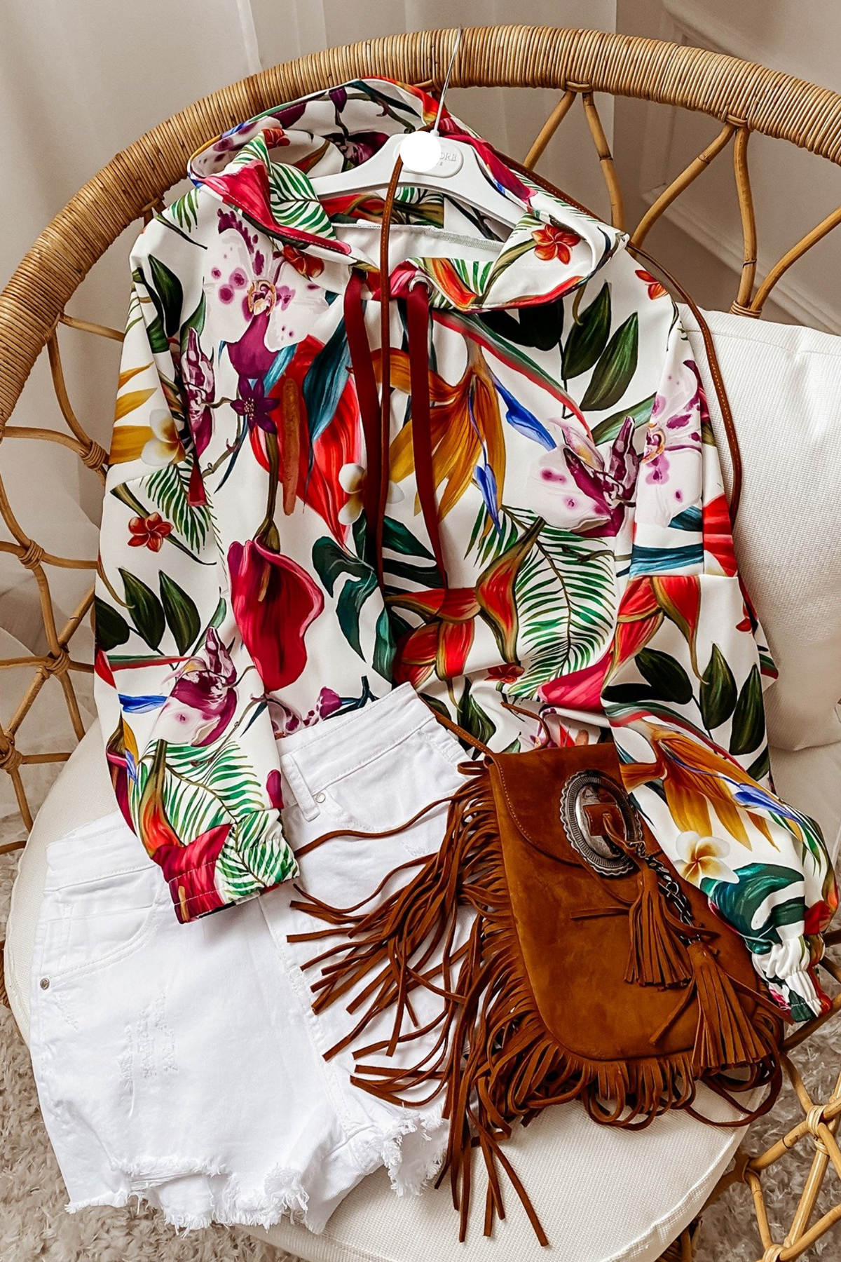 Felpa bianca con cappuccio a fantasia jungle, polsini e bordi elasticizzati, marca Moda Mania, maglieria.