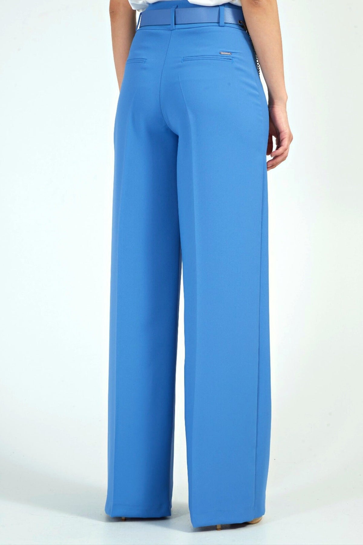Pantaloni blu cielo a gamba larga Moda-Mania con cintura e finte tasche, tessuto leggero e vestibilità comoda.
