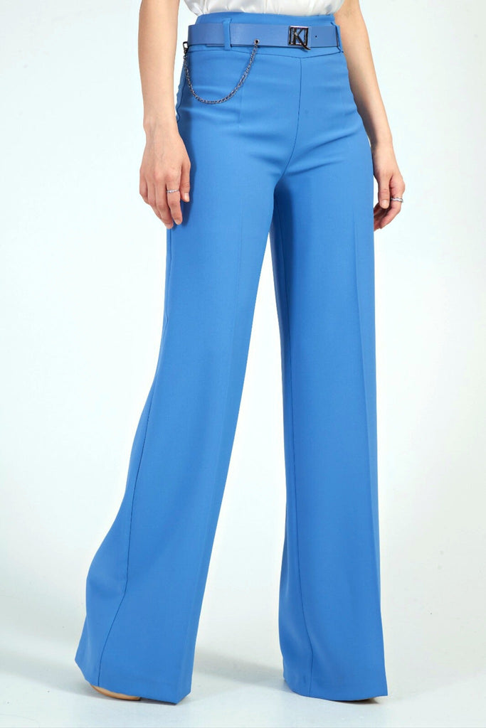 Pantaloni blu cielo a gamba larga e vita accessoriato con cintura e finte tasche