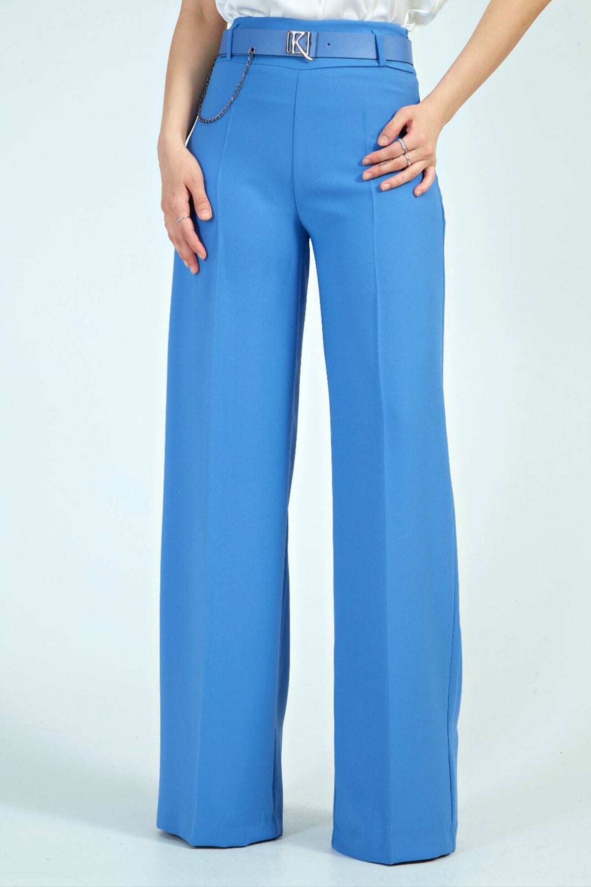 Pantaloni blu cielo a gamba larga Moda-Mania con cintura e finte tasche, vestibilità comoda e stile elegante.