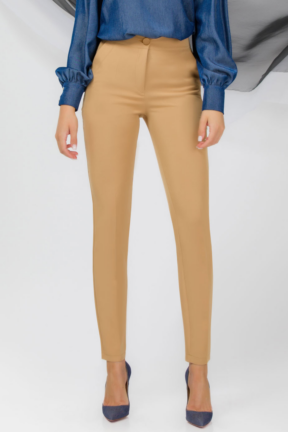 Pantaloni eleganti beige a sigaretta Pretty Girl con tasche laterali, tessuto morbido e stile raffinato, vista frontale.