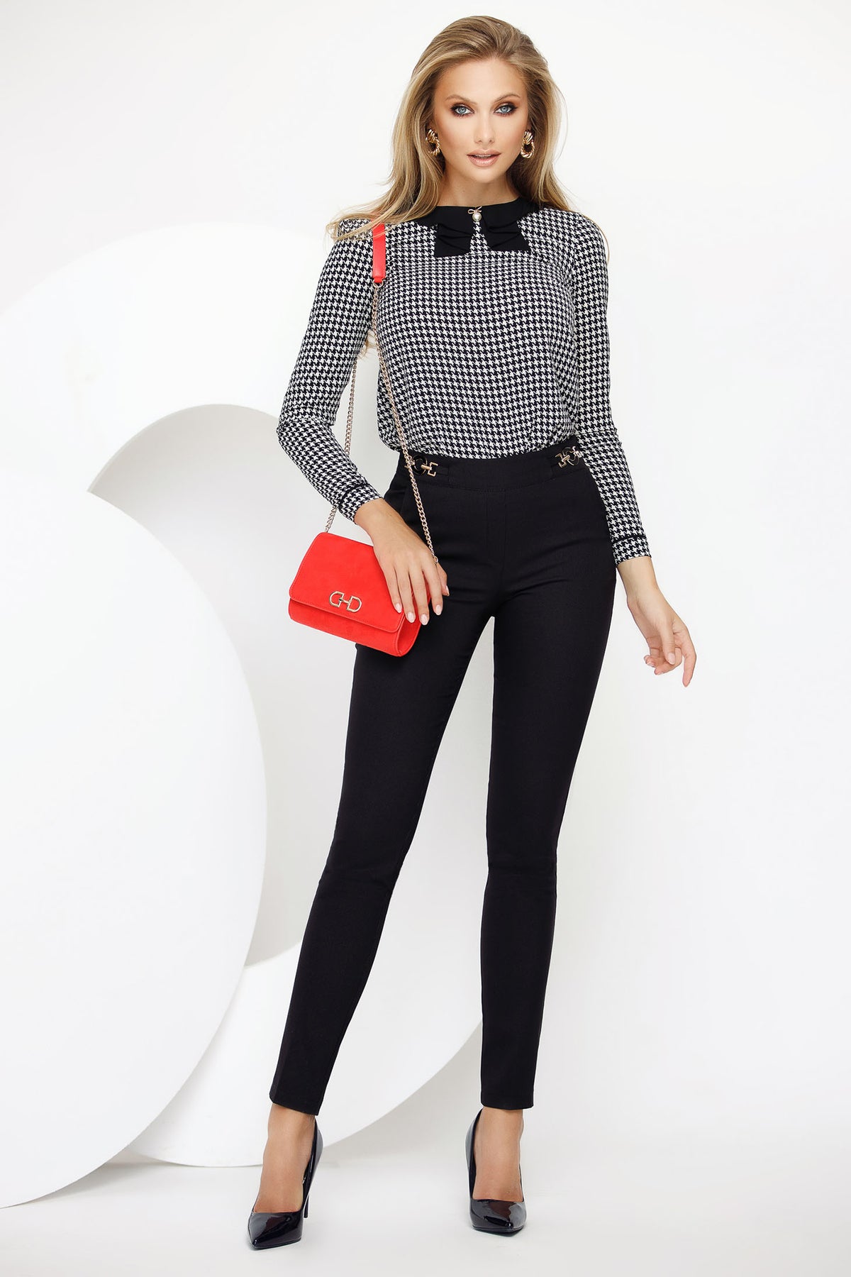 Pantaloni eleganti neri Fofy a vita alta con tasche laterali, accessoriati e dal taglio classico, visibili in primo piano.