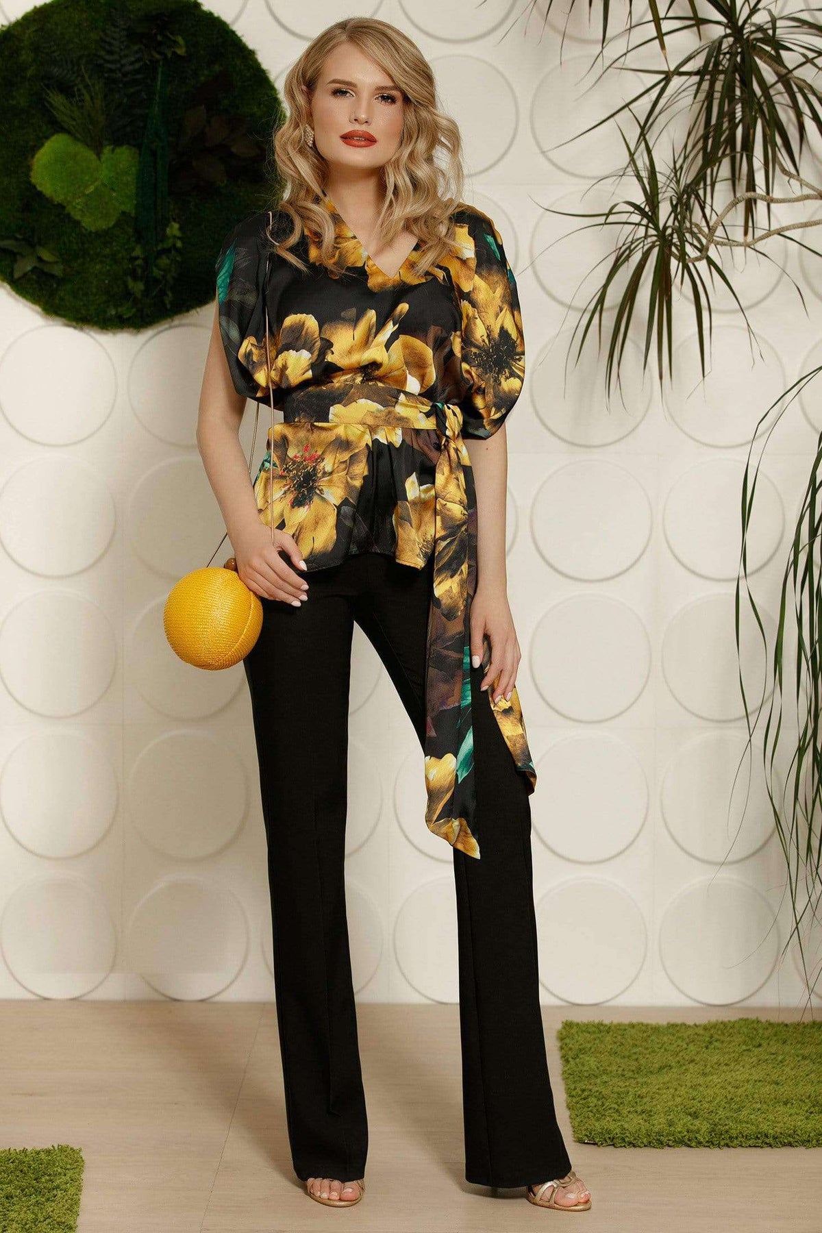 Blusa nera Moda-Mania con fantasia fiori gialli, scollatura a V e cintura in tessuto allacciabile, stile elegante e largo