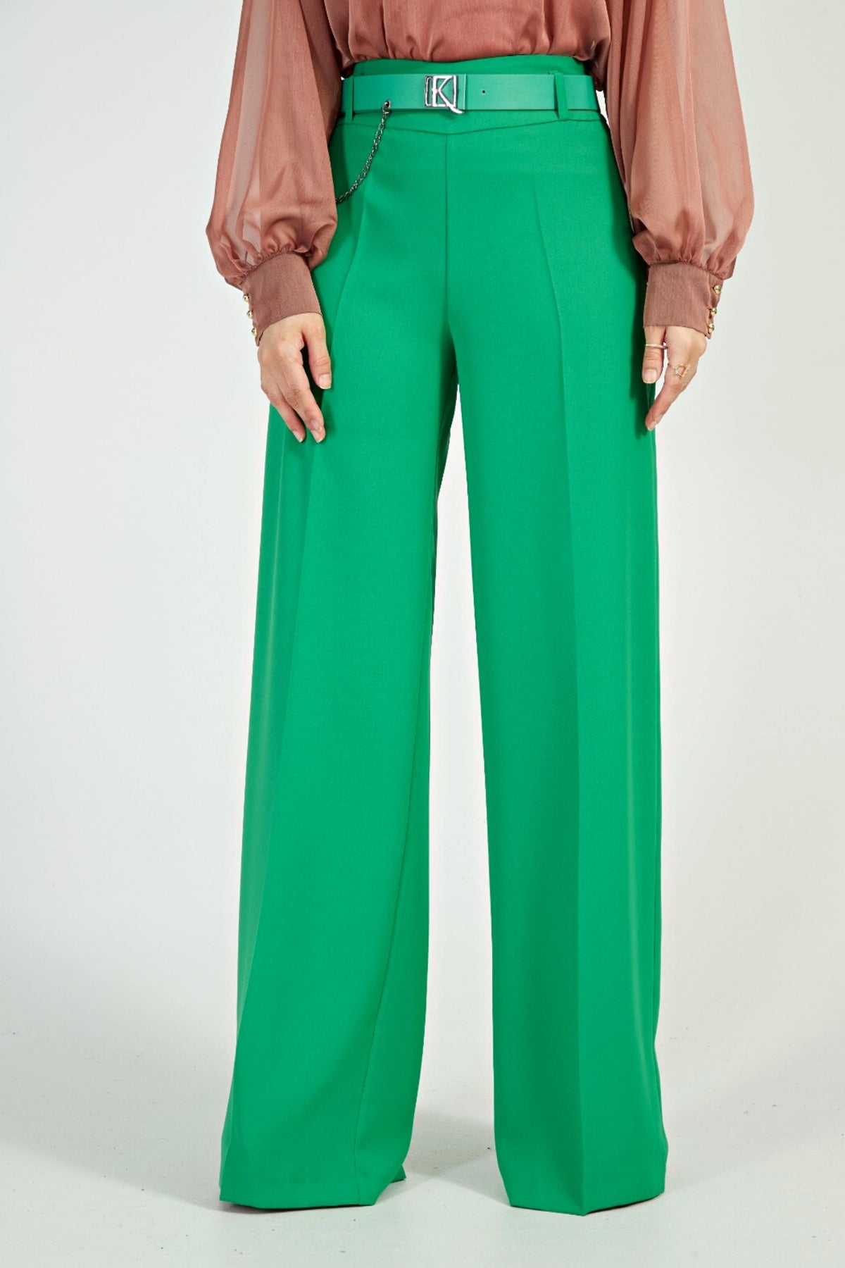 Pantaloni verdi a gamba larga Moda-Mania con vita alta e cintura decorativa, tessuto leggero e stile elegante.