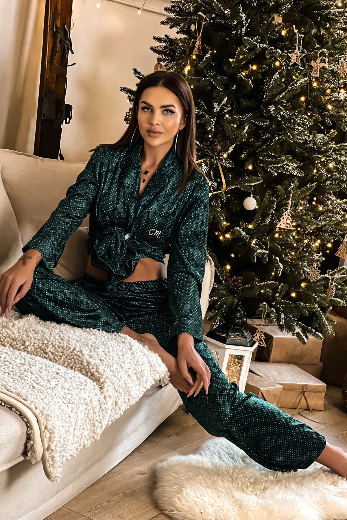 Pigiama verde smeraldo Moda-Mania, morbido in ciniglia con piccoli pois e abbottonatura frontale, vestibilità comoda e elegante.