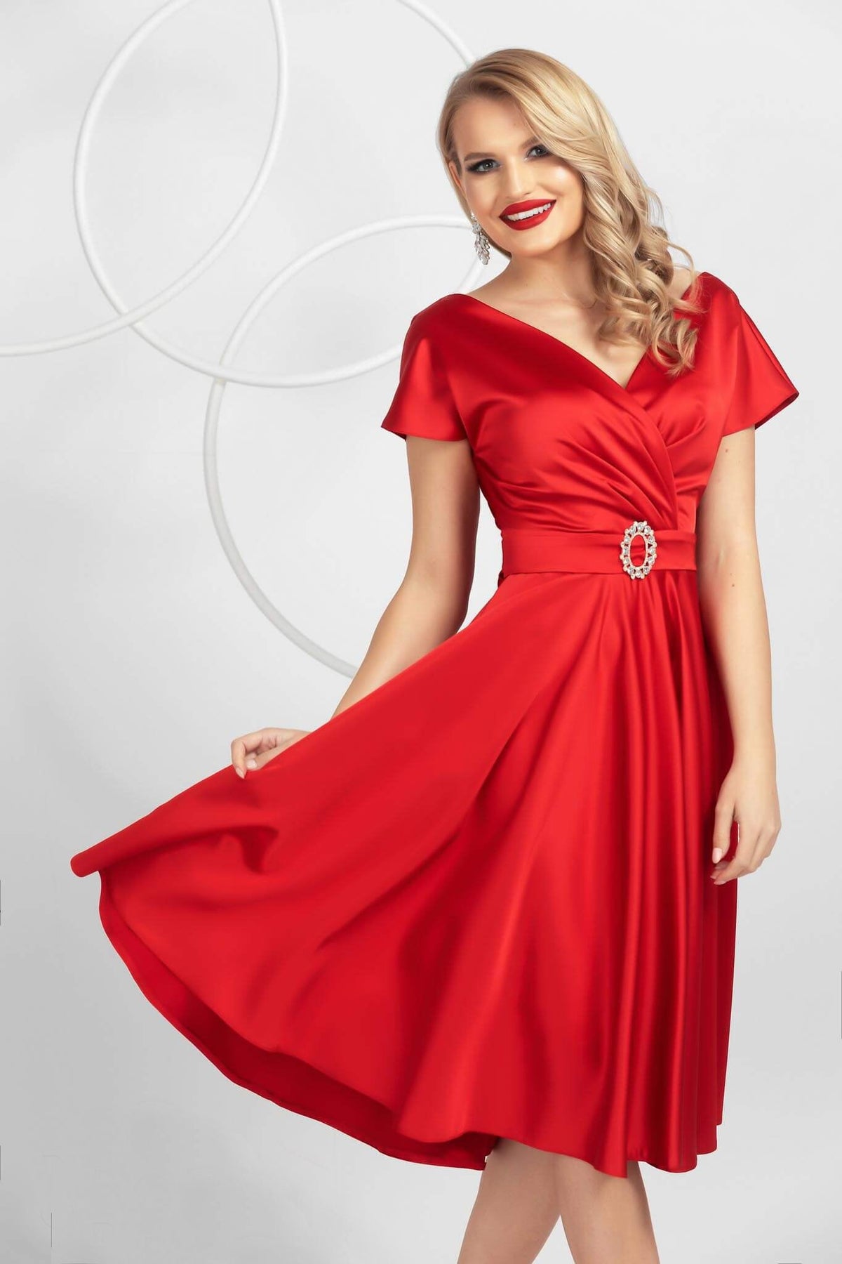 Abito svasato rosso in tessuto satinato con scollo a V e cintura con fibbia in strass, abiti corti Pretty Girl.