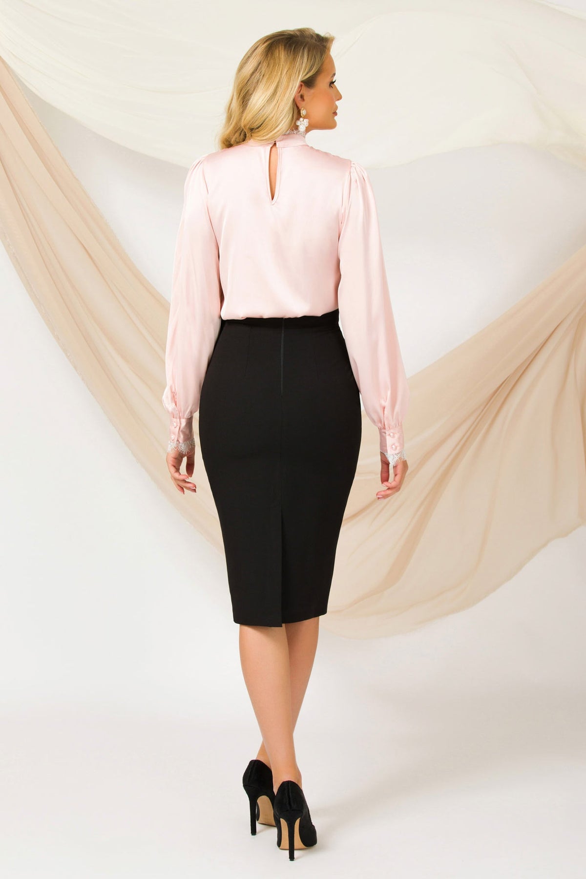 Blusa elegante rosa Pretty Girl con collo e polsini rifiniti in pizzo, tessuto morbido e dettagli femminili.