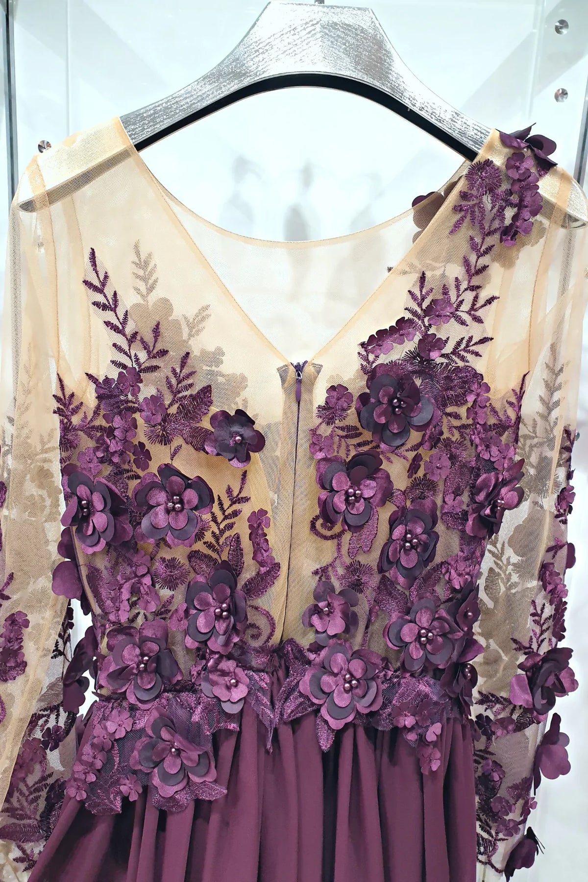 Abito lungo viola prugna Moda-Mania con strascico e corpetto in tulle nude con fiori 3D, ideale per occasioni eleganti