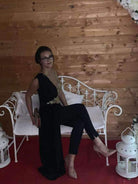 Salopette elegante nera Bby con corpetto in tulle a fiori dorati e strascico laterale, ideale per occasioni speciali.