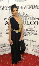 Salopette elegante nera Bby con corpetto in tulle a fiori dorati e strascico laterale, outfit sofisticato e alla moda.