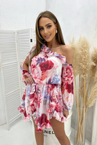 Abito a tuta estivo Moda-Mania con pantaloncino corto a fantasia floreale rosa, tessuto leggero e stile elegante.