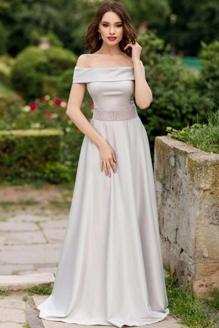 Abito lungo svasato argento con scollatura a barchetta e cintura con strass rimovibile, marca Artista, mostra dettaglio elegante e brillante.