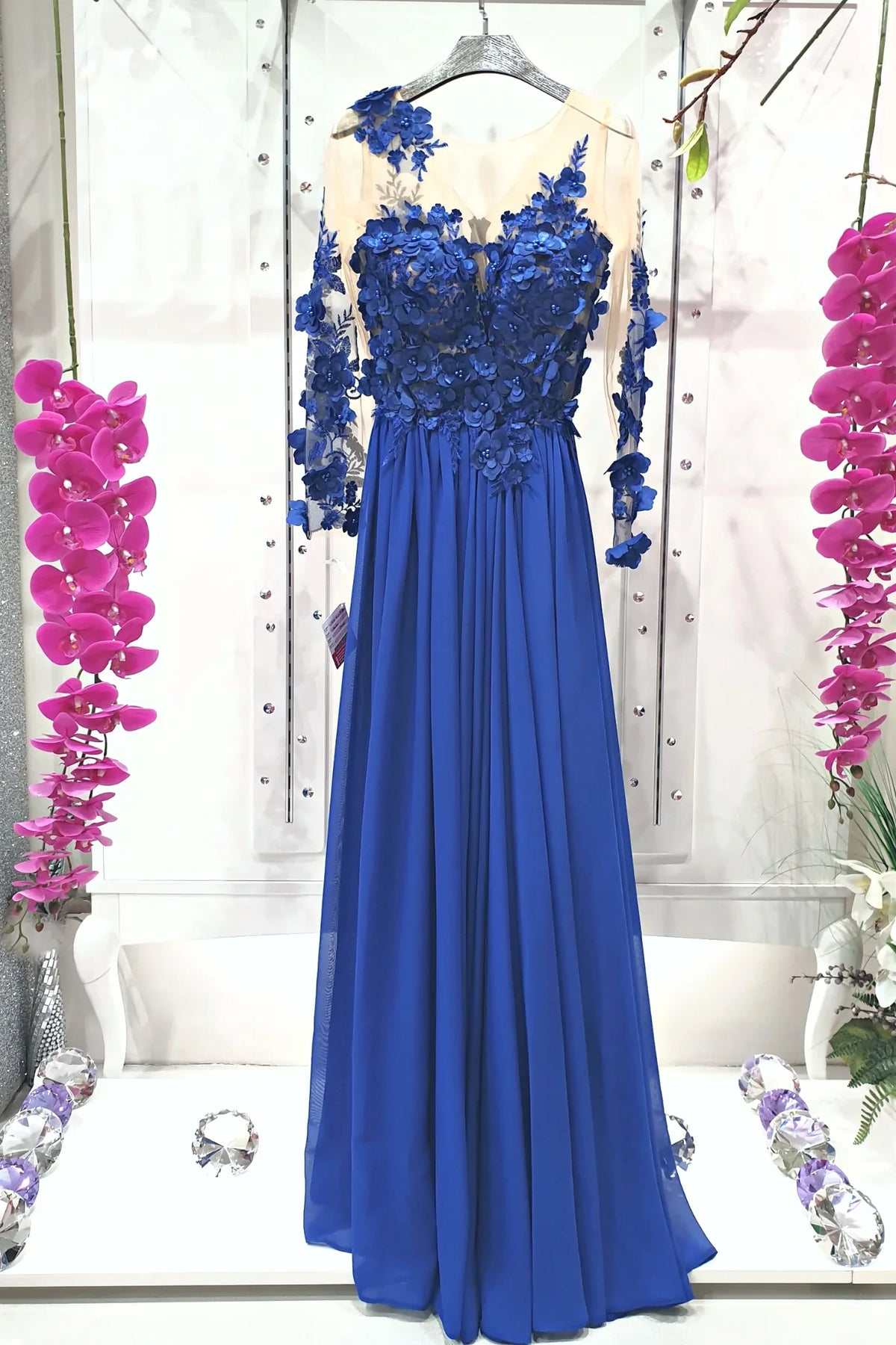 Abito lungo blu elettrico Moda-Mania con strascico, corpetto in tulle nude con fiori 3D, perfetto per occasioni eleganti.
