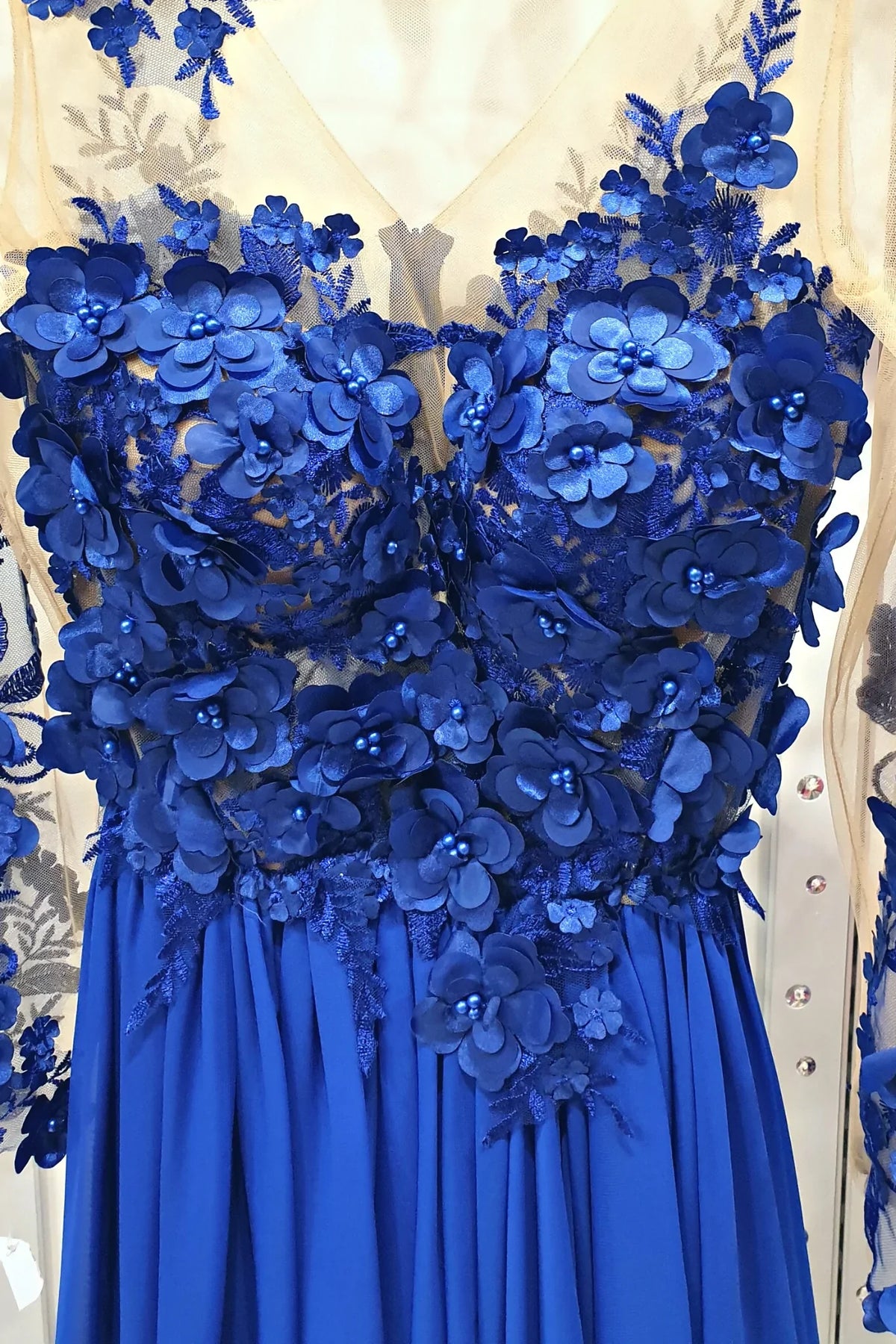 Abito lungo blu elettrico Moda-Mania con strascico, corpetto in tulle nude con fiori 3D, elegante e sofisticato.