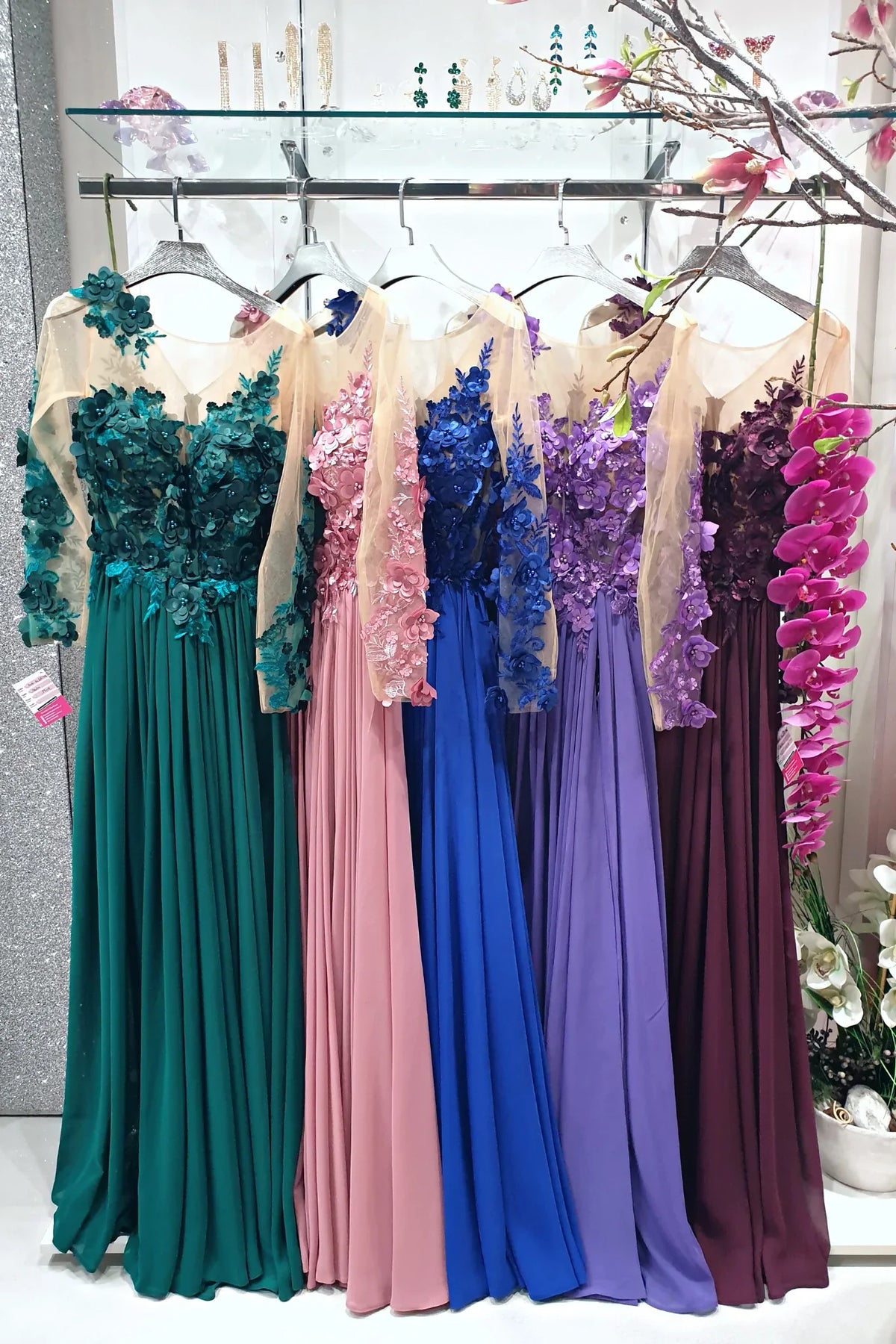 Abito lungo blu elettrico Moda-Mania con strascico e corpetto in tulle nude con fiori 3D, dettagli eleganti e femminili