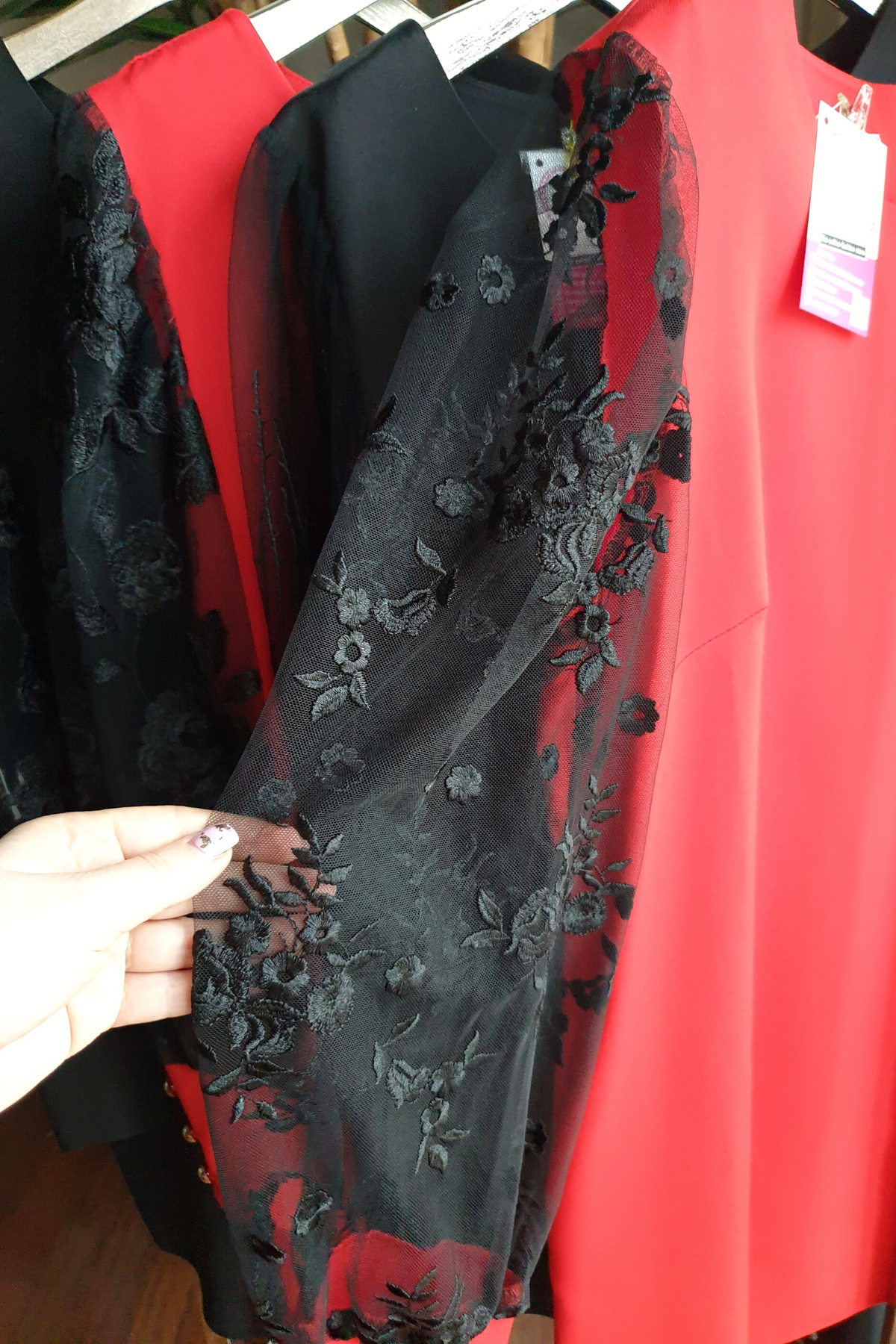Abito corto rosso con linea dritta, maniche in tulle nero a fiori e polsini, abbigliamento Moda-Mania.