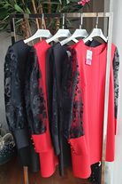 Abito corto rosso con linea dritta, maniche in tulle nero a fiori e polsini, moda-mania, abiti corti elegante e femminile.