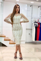 Abito a tubino aderente in tulle bianco avorio con fantasia floreale e maniche lunghe, moda-mania, abiti corti elegante.