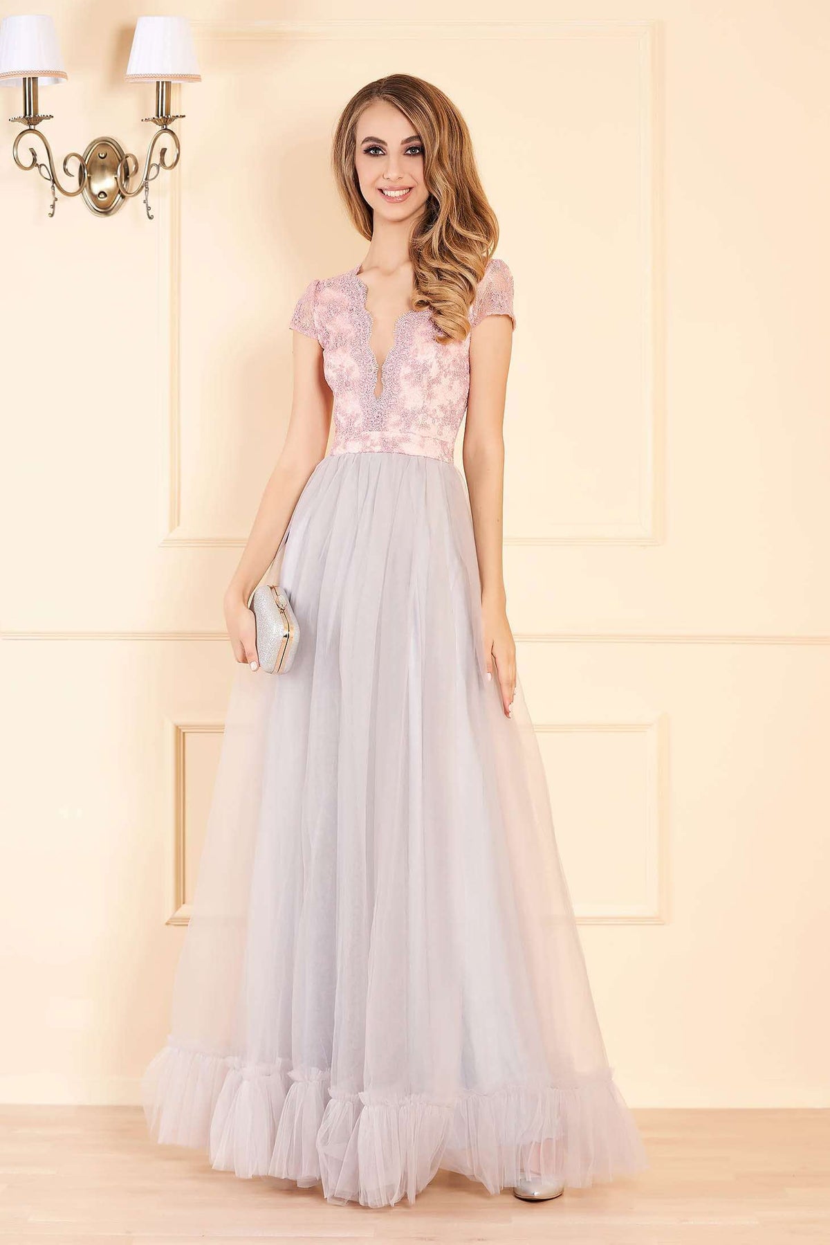 Abito lungo elegante Fofy con corpino ricamato rosa e gonna ampia in tulle grigia, svasato e raffinato in dettaglio.