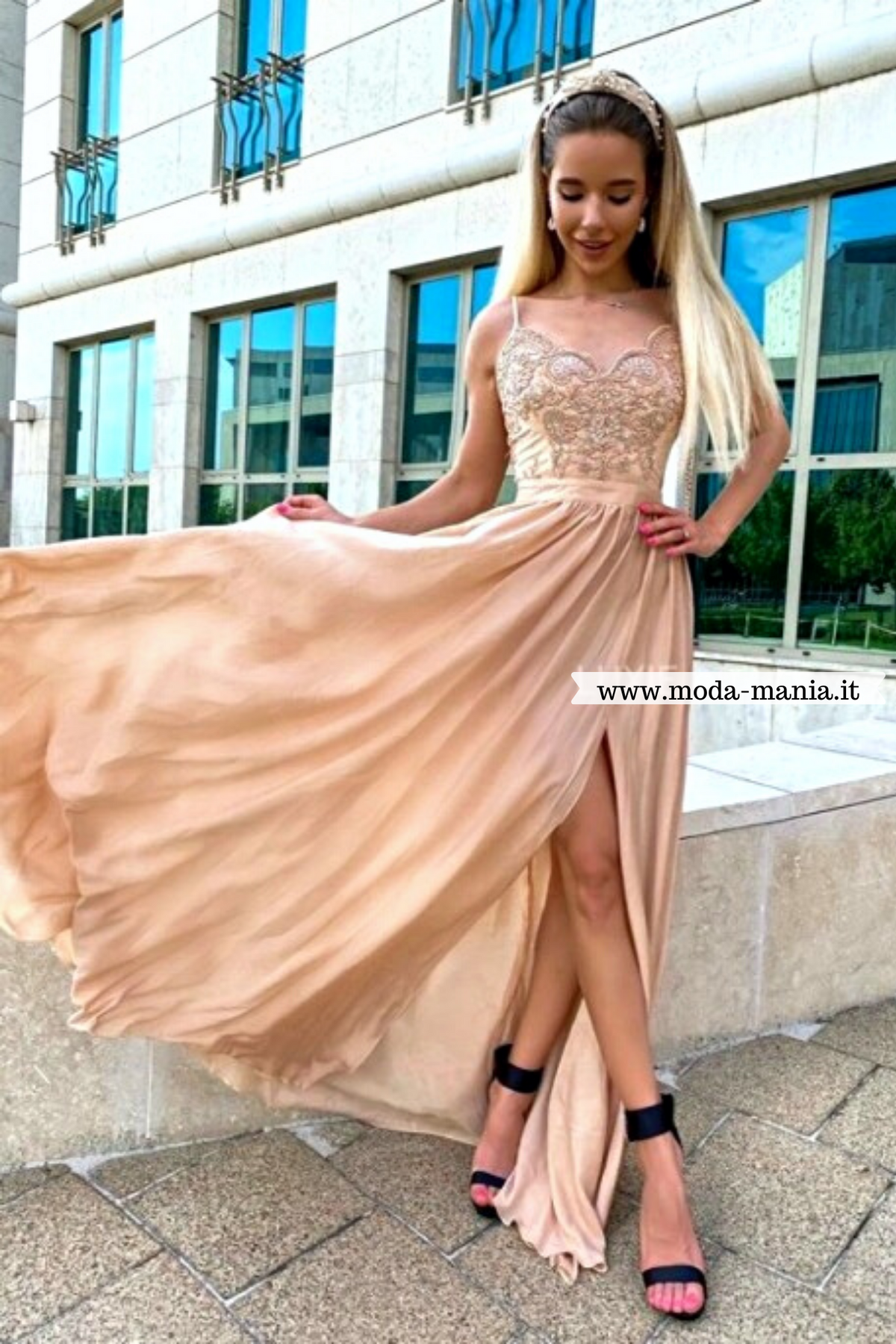 Abito lungo svasato dorato con spacco laterale e corpetto in tulle ricamato, moda-mania, elegante abbigliamento da sera.