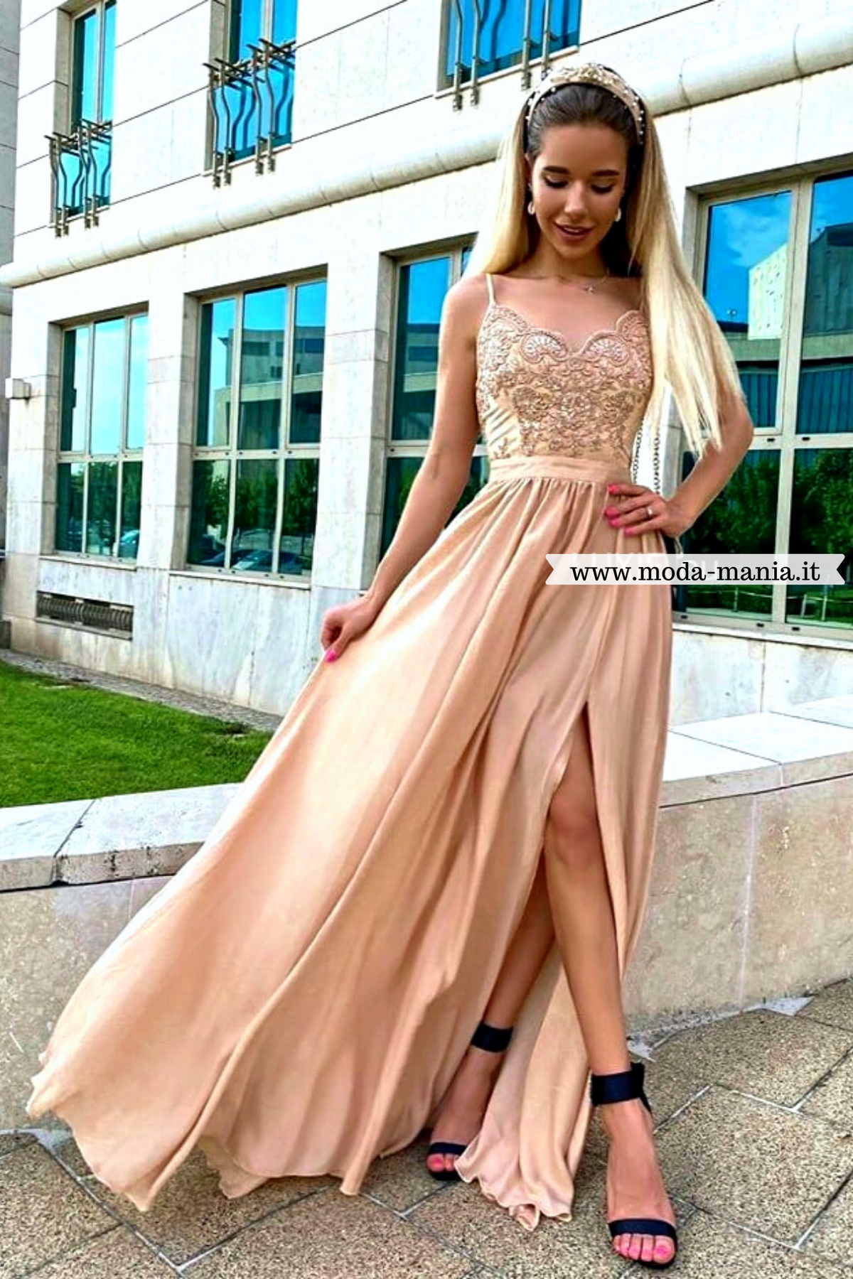 Abito lungo svasato dorato con spacco laterale e corpetto in tulle ricamato, moda-Mania, elegante e raffinato.