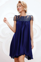 Abito svasato blu notte Artista in tessuto georgette con décolleté in tulle floreale, abito corto elegante e femminile.