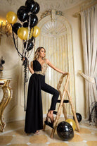 Salopette elegante nera Bby con corpetto in tulle a fiori dorati e strascico laterale, vestito sofisticato e alla moda.