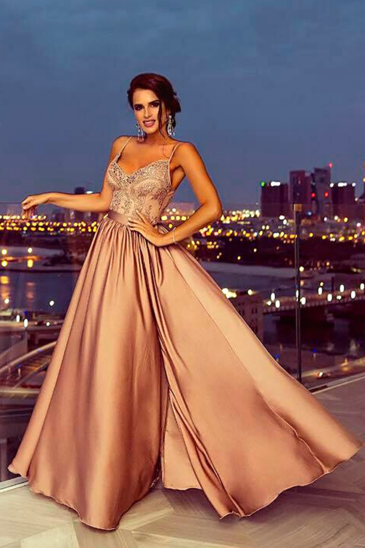 Abito lungo svasato dorato bronzo con spacco laterale e corpetto in tulle ricamato, Moda-Mania.
