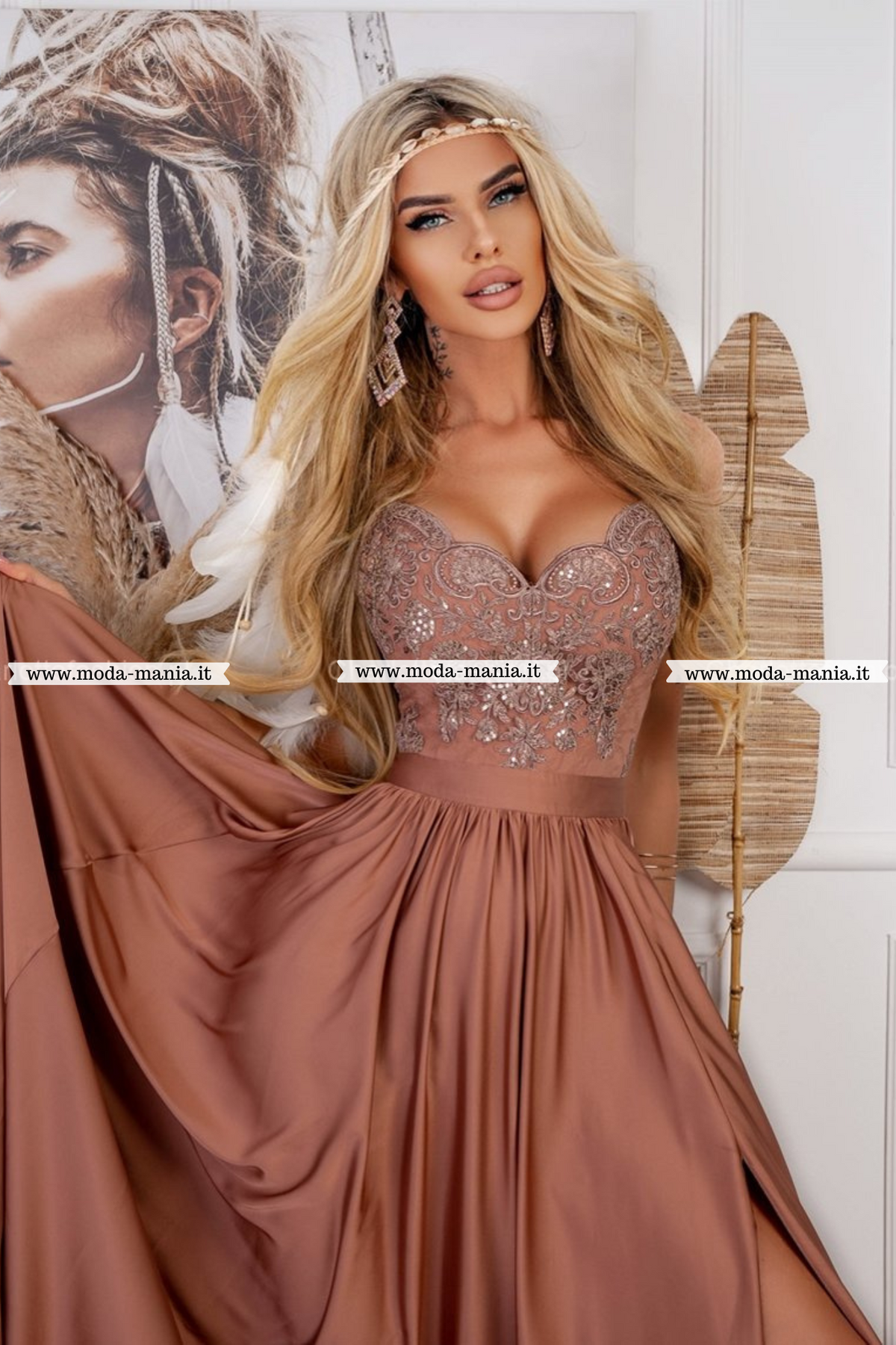 Abito lungo svasato dorato bronzo con spacco laterale e corpetto in tulle ricamato, firmato Moda-Mania.