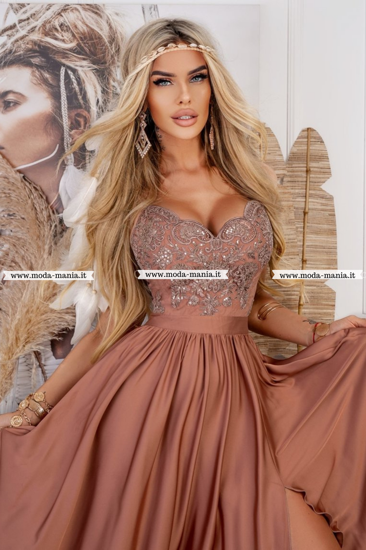 Abito lungo svasato dorato bronzo con spacco laterale e corpetto in tulle ricamato, da Moda-Mania, indossato su una modella.