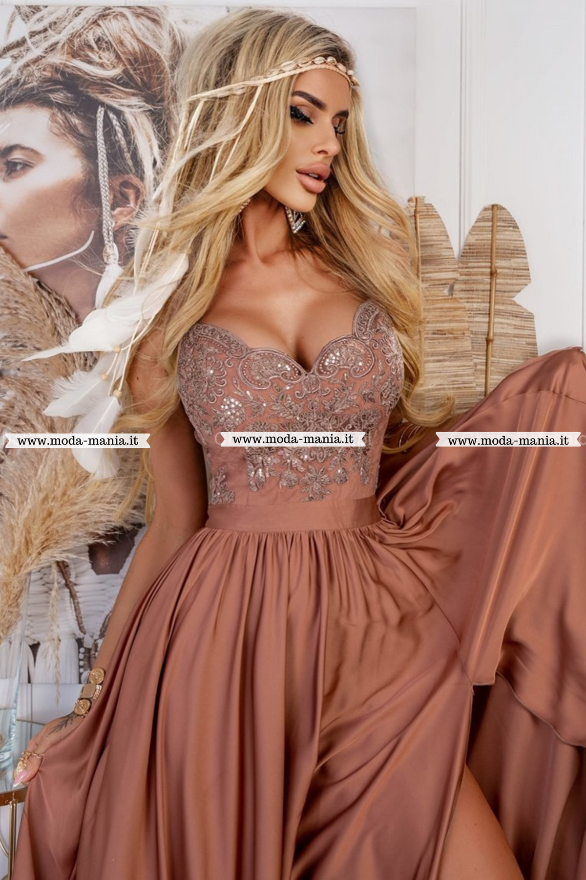 Abito lungo svasato dorato bronzo Moda-Mania con spacco laterale e corpetto in tulle ricamato, elegante e sofisticato.