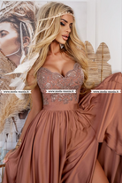 Abito lungo svasato dorato bronzo Moda-Mania con spacco laterale e corpetto in tulle ricamato, elegante e sofisticato.