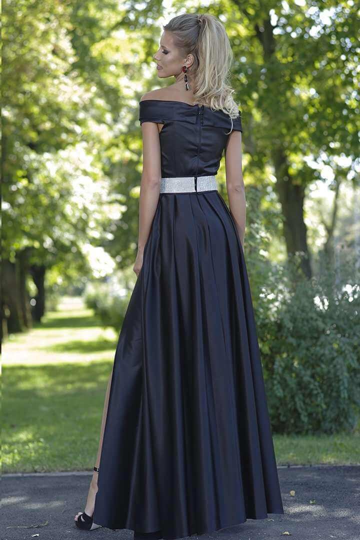 Abito lungo nero Artista con scollo a barchetta e spacco laterale, tessuto fluido e dettaglio elegante.