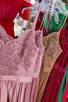 Abito lungo svasato dorato bronzo con spacco laterale e corpetto in tulle ricamato, moda-Mania, elegante e glamour.