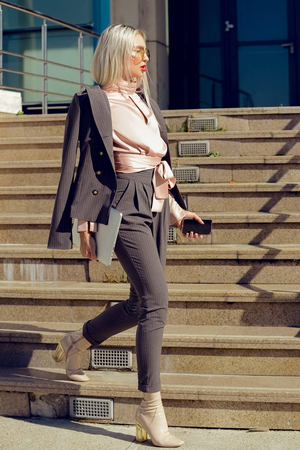 Blusa rosa cipria Foggi corta a collo alto con schiena scoperta e allacciatura in vita, tessuto leggero e femminile.