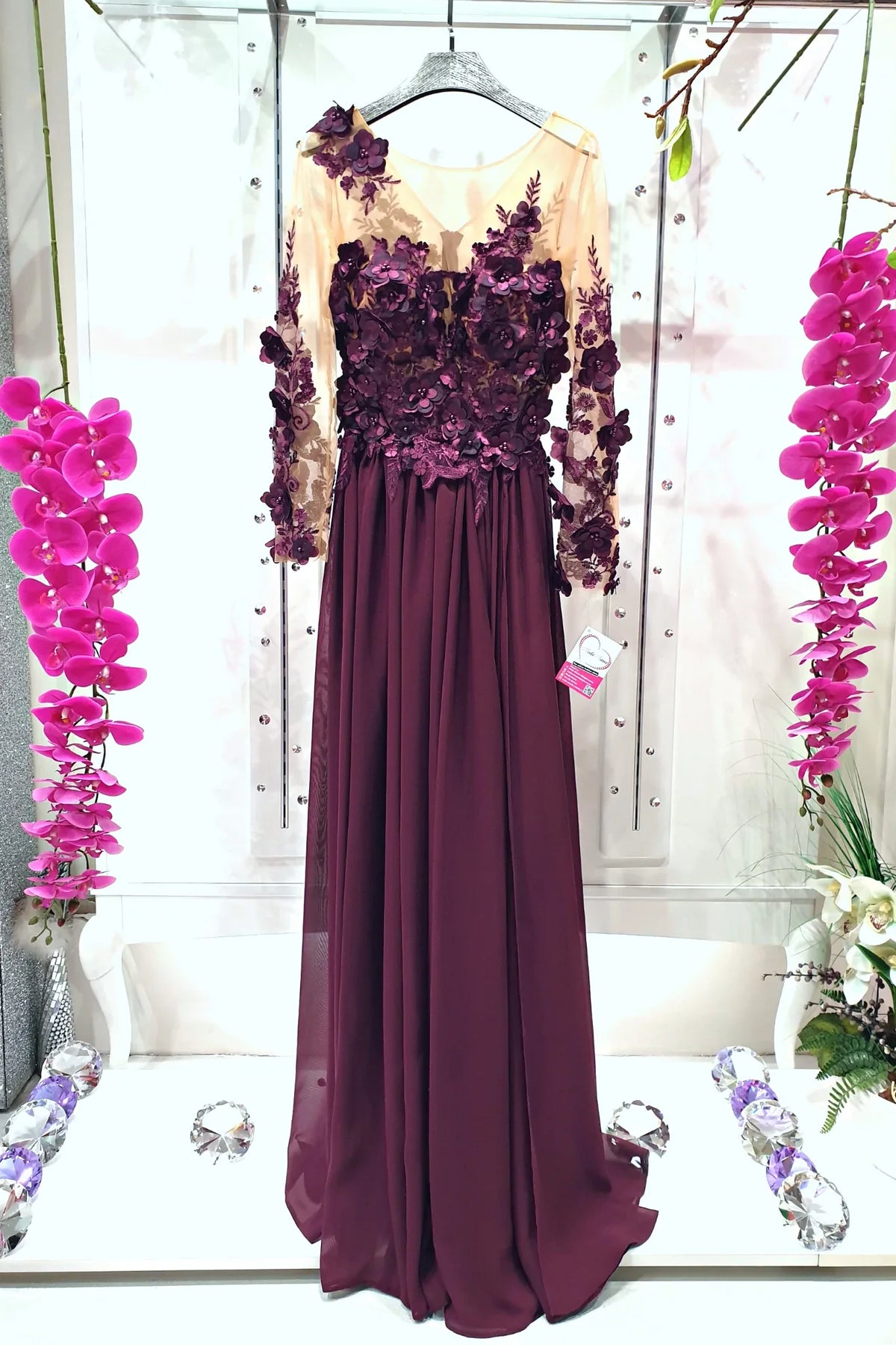 Abito lungo viola prugna Moda-Mania con strascico, corpetto in tulle nude a fiori 3D, elegante e femminile.