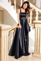 Abito lungo nero in taffetà Atmosphere con design asimmetrico e dettagli di perline nere, stile elegante e sofisticato.